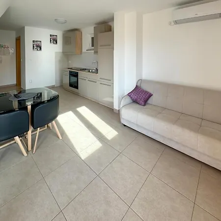 Apartment 2 Bedroom Gorgeous In Omisalj