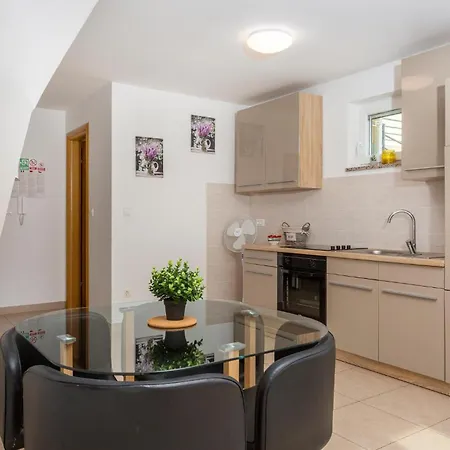 Apartment 2 Bedroom Gorgeous In Omisalj