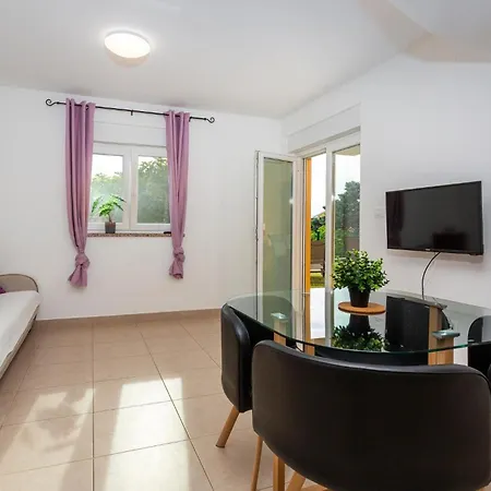 2 Bedroom Gorgeous In Omisalj